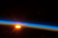 
	اين عكس از طلوع آفتاب، &nbsp;بين ساعات 4 تا 5 صبح در پنجم مي، توسط يكي از اعضاء ايستگاه فضايي بين المللي، بر فراز اقيانوس آرام جنوبي&nbsp; گرفته شده است.
