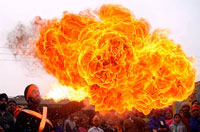 گلي از جنس آتش که از دهان  مرد هندي خارج می‌شود. تصویری از مراسم بزرگداشت "گوروگوبیند سینگ" توسط مریدانش در هند.