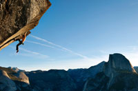 صعود پرمخاطره و بدون تجهیزات در پارك ملي يوسيميتي.‌ کوهنورد درحال بالا رفتن از مسيري بنام بهشت است.