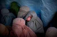 صف انتظار زنان و كودكان پاكستاني در اردوگاه پناهندگان براي ثبت نام و كمك. فرار تقريبا يك ميليون پاكستاني بدليل جنگ بين نظاميان و جنگجویان طالبان نزديك مرز افغانستان.