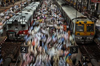 
	ازدحام مسافران در سكوي ايستگاه راه آهن چرچگيت در بمبئي &ndash; بزرگترين شهر هند 
