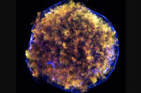 انفجار درخشان بقاياي يك ابرنواختر بنام تيكو. وقتي ستاره خورشيد مانندي ميميرد، متورم، لايه هاي گازي خارجي خود را آزاد و از خود جسدي باقي ميگذارد.