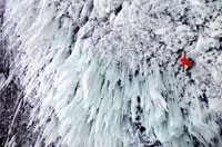 صعود از آبشار هلمكن، آبشاري منجمد و پرمخاطره، تقريبا به ارتفاع 500 فوت، در كوه راكي كانادا
