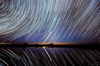 
	درخشش دنباله هاي ستاره، در بالاي درياچه نمك، در استراليا.
