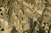 خانه هاي غار مانند، ساخته شده در صخره نرم، در منطقه كپادوسيه تركيه، كه به صورت نقطه نمايش داده ميشود. 