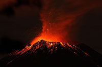 آتشفشان Popocatepetl مكزيك، يكي از فعالترين آتشفشانهاي جهان، كه دوباره فعال شده، بيشتر مناطق را با خاكستر پوشانده، گاز(سمي) و بخاز خارج مي كند.