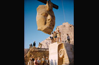 
	بلند كردن صورت مجسمه اي با استفاده از جرثقيل از معبد ابو سمبل در مصر
