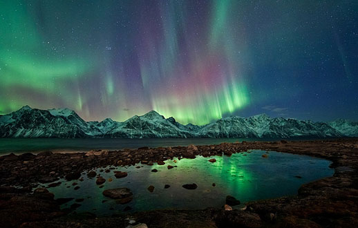 شفق هاي قطب شمال: شفق هاي درخشان قطب شمال در كوه آلپ Lyngan  نروژ كه توسط يك خروج جرم از تاج خورشيد، مورد هدف قرار گرفتند و با سياره ما برخورد كردند.