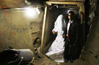 
	&nbsp;ازدواجِ عروس مصری با داماد فلسطینی در تونل&zwnj;های زیر زمینی بین مصر و فلسطین. به خاطر ممانعت نیروهای مصری از ورود عروس به نوار غزه.
