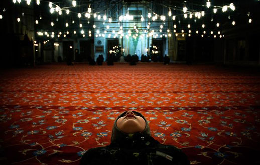 
	نورپردازی مسجد آبی در استانبول که نمایی مثل ستارگان آسمان به سقف مسجد می‌دهد...
