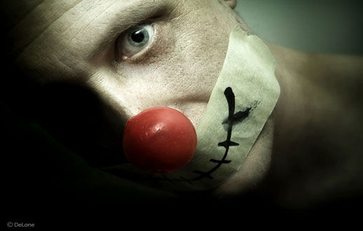 
	دهانش را ببند و او را دلقک خودت کن.
