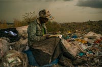 تجمع زباله ها در Dandora در کنیا و افزایش سطح سرب در خون بدن مردم منطقه. و زنی که استراحت روزانه اش جستجوی زباله ها برای یافتن کتابها است.