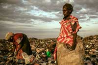 
	زنان شاغل در بزرگترین زباله دان افریقا در کنیا، نایروبی.
