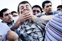 
	تجمع مسالمت آمیز در باکو و دستگیری یک معترض توسط پلیس مخفی.

