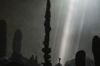
	تاریکترین و بزرگترین غار در ویتنام که فقط هنگام ظهر برای چند ساعت روشن میشود.
