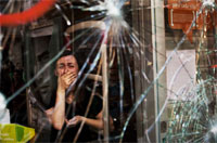 
	بارسلونا! واکنشِ زن به شکسته شدن شیشه فروشگاهش، در اثر درگیریِ خیابانی بخاطر نابسامانی&zwnj;های اقتصادی!
