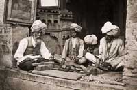
	نجاران فقیر هندی در حال کنده کاری روی چوب در سال 1921
