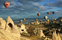 
	بالن&zwnj;ها بر فراز صخره&zwnj;های باستانی در ترکیه.
