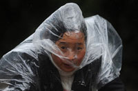 
	موتور سواری زن چینی در باران.
