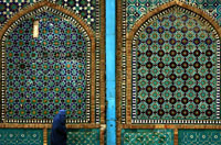 مسجد حضرت  علي (مسجد آبي) در مزارشريف-افغانستان، جائيكه با وجود اختلافات مذهبي و  قومي زياد، در موقع نماز، شيعه و سني را بهم متصل مي كند.