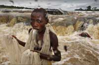 
	یک کودک کنگویی پس از گرفتن ماهی از رودخانه کنگو. مردم اطراف این رودخانه سالیان سال است برای گذراندن زندگی از ماهی گیری به روش های قدیمی استفاده می&zwnj;کنند. 
