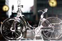 
	مجسمه دوچرخه &nbsp;یخی که در پارکی در کانادا نگه داشته می شود در جشنواره یخ در لندن به نمایش گذاشته شده.
