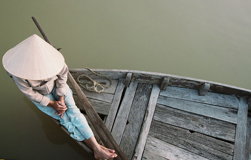 
	راهنمای ویتنامی منتظر مسافران برای گردش روی رودخانه «تو بُن». 
