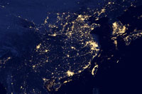 تصويري از مناطق شهري در كنار ساحل چين توسط ماهواره "سومي ان پی پ‍ی" ناسا. اين ماهواره با چرخش 824 كيلومتر بر فراز زمين، اطلاعات بدست آورده را براي دانشمندان مخابره ميكند.