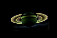 اين تصوير ضد نور از حلقه ها و بخش تاريك سياره زحل، توسط كاوشگر فضايي كاسيني در طي 174 بار چرخش آن بدور اين سياره گازي عظيم، تهيه شد. 