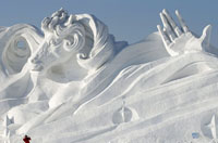 ساخت مجسمه هاي برفي غول پيكر در جلوي جشواره مجسمه يخ&nbsp; و برف &quot;هاربين&quot; در چين
