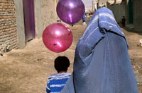 
	دختر افغان همراه مادر در راه خانه...
