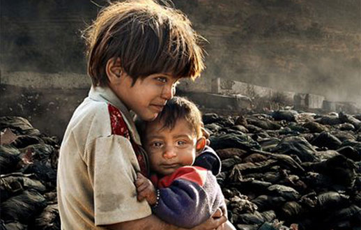 
	اين دو كودك در محوطه اسقاطي بدنبال چيزهايي براي فروش هستند تا غذايي براي خود فراهم نمايند. بيش از يك سوم از 12.6 ميليون بچه هاي نپالي زير خط فقر زندگي مي كنند. 