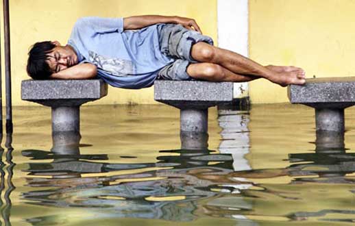 
	وقتی خسته‌ای هرجایی می‌خوابی... پس غر نزن!
