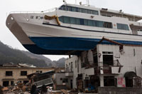 
	سونامی در سواحل شرقی ژاپن و نشست کشتی تفریحی روی ساختمان دو طبقه!

