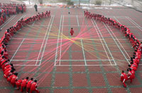 
	بندبازی در مدرسه&zwnj;ای در پکن.
