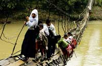 
	متعاقب سیل و طغیان در اندونزی، یکی از پل&zwnj;های معلق خراب شده و دانش&zwnj;&zwnj;آموزان مجبورند به این صورت به مدرسه برسند
