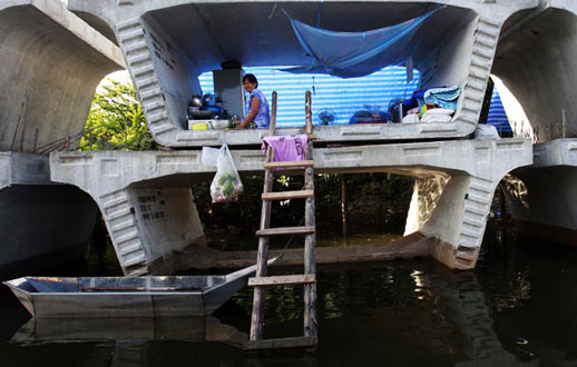 
	استفاده بانکوکی&zwnj;های سیل زده از تاسیسات شهری برای در امان ماندن از سیل.
