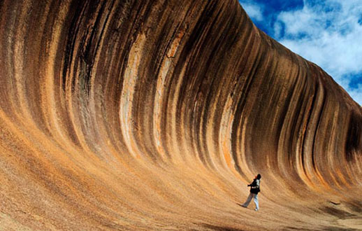 
	صخره&zwnj;ای بسیار جذاب موسوم به موج سنگی در غرب استرالیا.
