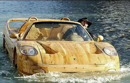 مرد ايتاليايي، معروف به مرد چوبي كه تمام وسايل زندگي اش را  از چوب ساخته حتي اين ماشين شناور چوبي را
	
