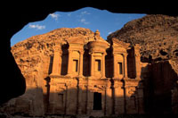 يكي از 7 عجايب جديد جهان، شهر پترا در اردن، پايتخت حكومت نبطي ها است. شهرت آن  به خاطر بناهاي سنگي، معبد كنده كاري شده با نماي باستاني و غيره، در صخره هاي سرخ رنگ است.