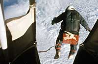
	تصویر رکوردشکنی Joseph Kittinger خلبان نیروی هوایی امریکا که از ارتفاع 31 کیلومتری به سمت زمین شیرجه میزند.
