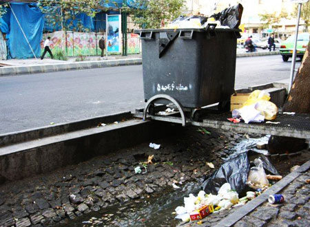 اکران فیلمی ترسناک؛ زبالهها در جوی آب!