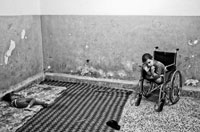 
در روز جهاني پناهندگان، بچه هاي بي خانمان سوريه، در اردوگاها در شرايط سختي بسر مي برند. مثل اين دختر 8 ساله &nbsp;و خواهرش كه هر دو دچار فلج مغزي هستند.
